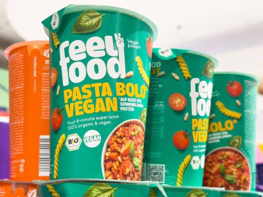 Vejetaryen makarna kapları, domatesler ve ayçiçeği tohumları sergileniyor..