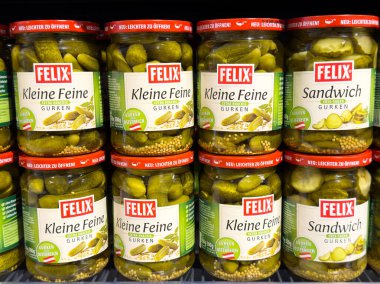 Felix Kleine 'in tüylü gurken kavanozları markette sergileniyor.