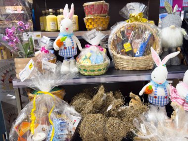 Paskalya hediyesi sepeti, pelüş tavşanlar ve paketlenmiş hediyeler..