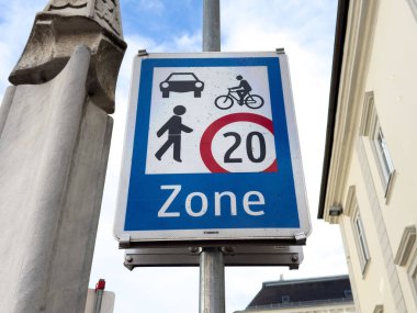 Trafik levhası arabalar, yayalar ve bisikletçiler için hız limitini gösteriyor..