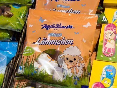 Sütlü paskalya kuzu kuzu şekerleme paketleme şirin çizgi film tasarımı.