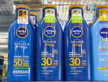 Nivea güneş koruma şişeleri mağaza rafında 30 ve 50 spf.