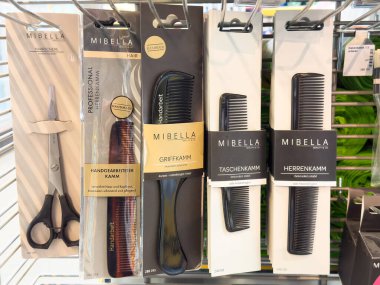Rafta gösterilen mibella saç tarakları ve makas çeşitliliği.