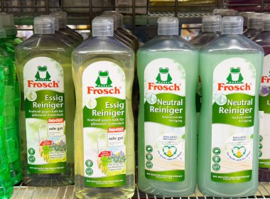 Süpermarketin rafındaki buz temizleme ürünleri: essig reiniger ve nötr reiniger şişeleri.