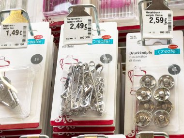 İğne ve düğmelerle çeşitli dikiş malzemeleri sergileniyor.