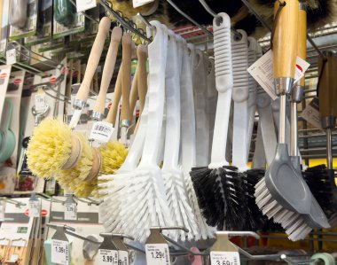 Dükkanda çeşitli mutfak fırçaları sergileniyor.