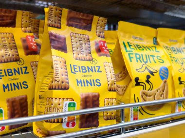 Leibniz çikolatalı mini ve meyve bisküvileri market rafında..