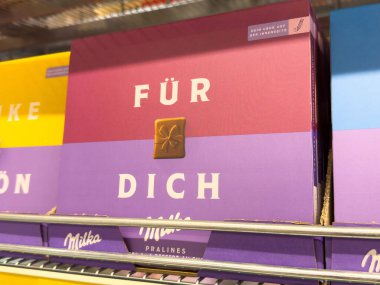 Milka pralines görüntüleme: süpermarket raflarında kürk dich kutusu.