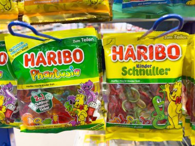 Haribo Phantasia ve daha nazik Schnuller şeker paketleri sergileniyor.