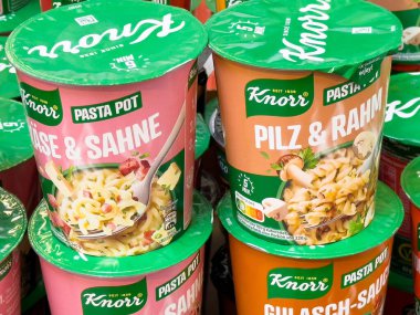 Markette çeşitli Knorr makarna kapları sergileniyor.
