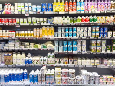 Mandıra reyonu yoğurt, süt ve peynir çeşitleri.