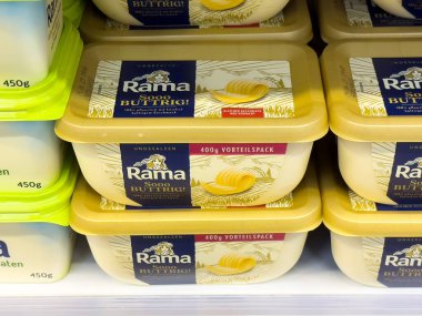 Tereyağı ambalajı görüntüleme raf bakkal markası kabı yayılmış.