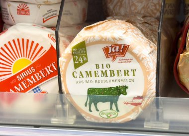Süpermarketin soğutulmuş bölümünde organik camembert peyniri görüntüsü.