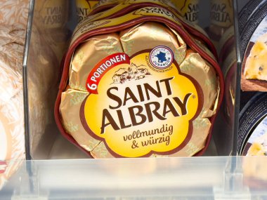 Süpermarketin buzdolabında Saint Albray peyniri sergisi.