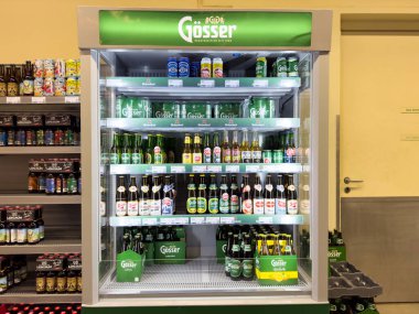 Süpermarkette çeşitli uluslararası bira markalarıyla Gosser bira sergisi.