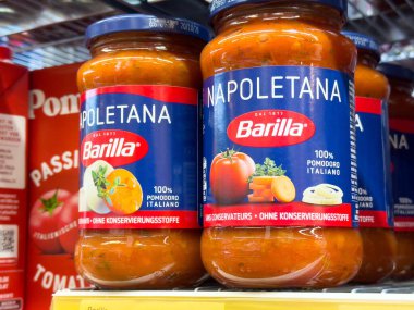 Barilla Napoletana sos kavanozları markette raflarda..