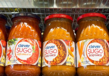 Markette İtalyan makarna sosu kavanozları: arrabbiata ve bolonez.