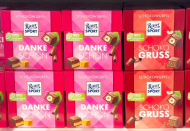 Markette sergilenen Ritter spor çikolata kutuları.