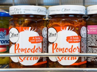İtalya, Verona 'da raflarda Pomodori secchi kavanozları.