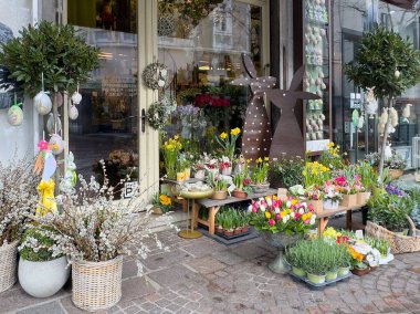Paskalya süsleri ve bahar çiçekleriyle süslü çiçekçi dükkânı..