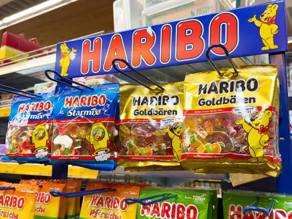 Şekercideki raflarda renkli haribo çantalar sergileniyor.