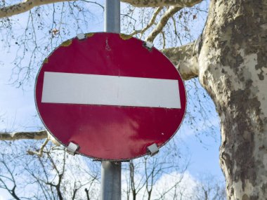 Kış parkında yapraksız ağaçlarla kaplı beyaz bar giriş işareti yok..