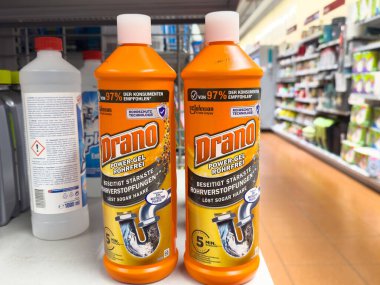 Market rafında Drano enerji jeli boru temizleyici şişeleri.