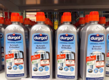 Durgol evrensel güç düşürücü şişeleri rafta..