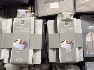 Perakende mağazasında sergilenen depolama sepetleri: ekonomik organizasyon çözümleri.