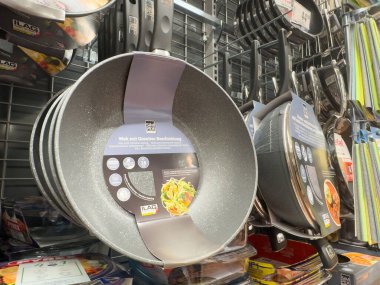 Yapışkan olmayan tavalar ev yemekleri ve mutfak malzemeleri için sergileniyor..