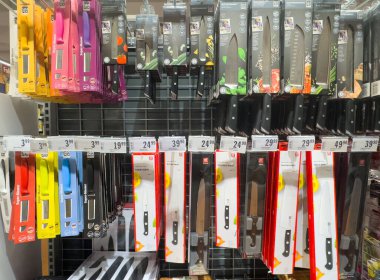 Mağazalardaki raflarda sergilenen renkli mutfak bıçakları.