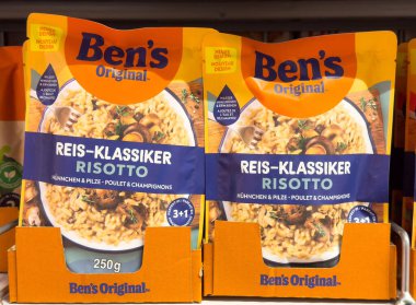 Ben 'in klasik risotto ambalajı süpermarket rafında..