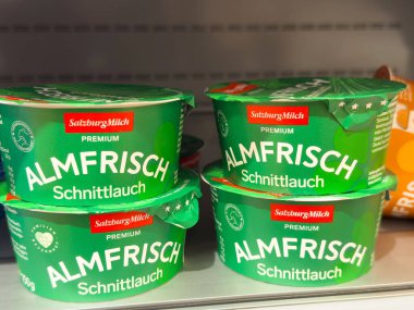 Almfrisch şnittlauch ambalajı mağaza rafında.