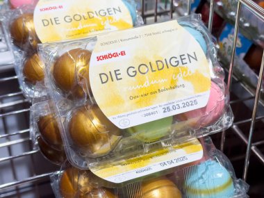 Ambalajda renkli paskalya yumurtaları.