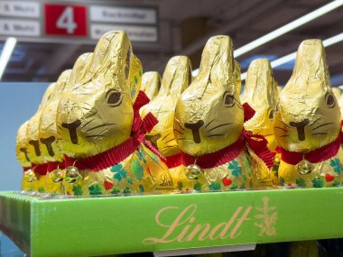 Lindt altın çikolata tavşanları süpermarket koridorlarında sergileniyor..