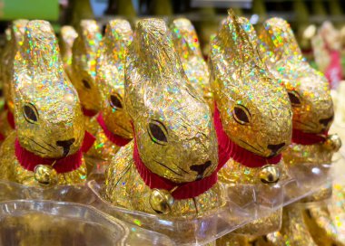 Altın folyo ambalajlı, kırmızı yakalı tavşanlar sergileniyor..