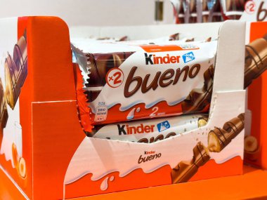 Market koridorunda rafta duran kreş bueno çikolataları..