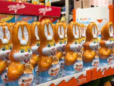 Çikolatalı tavşanlar süpermarket koridorlarında sergilenir..