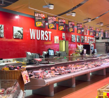 Taze et ve sosis ile modern süpermarket tezgahı.