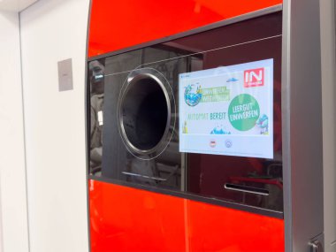 Kamu ortamında geri dönüşüm şişeleri için kırmızı ters satış makinesi.