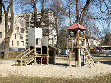 Şehir parkında ahşap kale yapısı olan boş oyun alanı.