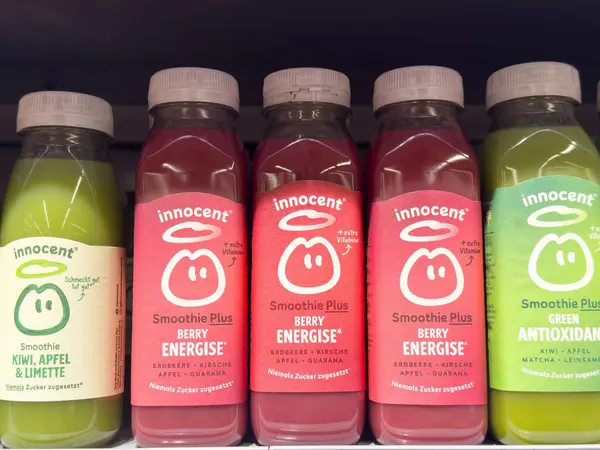 Meyve ve kivi aromalı çeşitli masum içecekler sergileniyor..