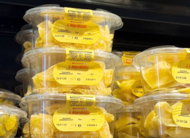 Market rafında paketlenmiş zencefil yığını.