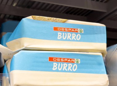 Depo rafında Desperar eşek paketleri.