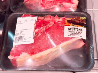 Dükkan ambalajında etiketle kesilmiş Scottona sığır eti.