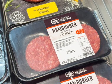 Markette paketlenmiş çiğ hamburgerler..