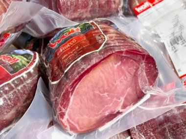 Market ortamında paketlenmiş fiocco jambon görüntüsü.