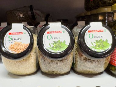 Raflardaki bitkiler ve baharatlar: kekik otu ve susamlı yarı susam..