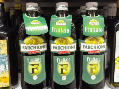 Farchioni fruttato mağazada sergilenen ekstra saf zeytinyağı şişeleri..