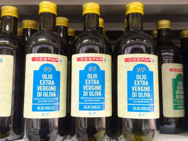 Süpermarketin rafında ekstra saf İtalyan zeytinyağı şişeleri..